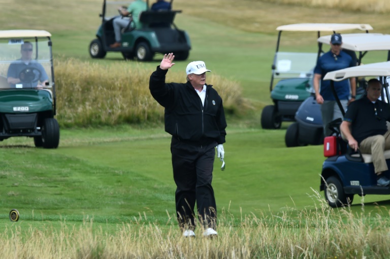 Migrantes dicen que trabajaron sin papeles en los campos de golf de Trump como mano de obra barata. (Foto: AFP)