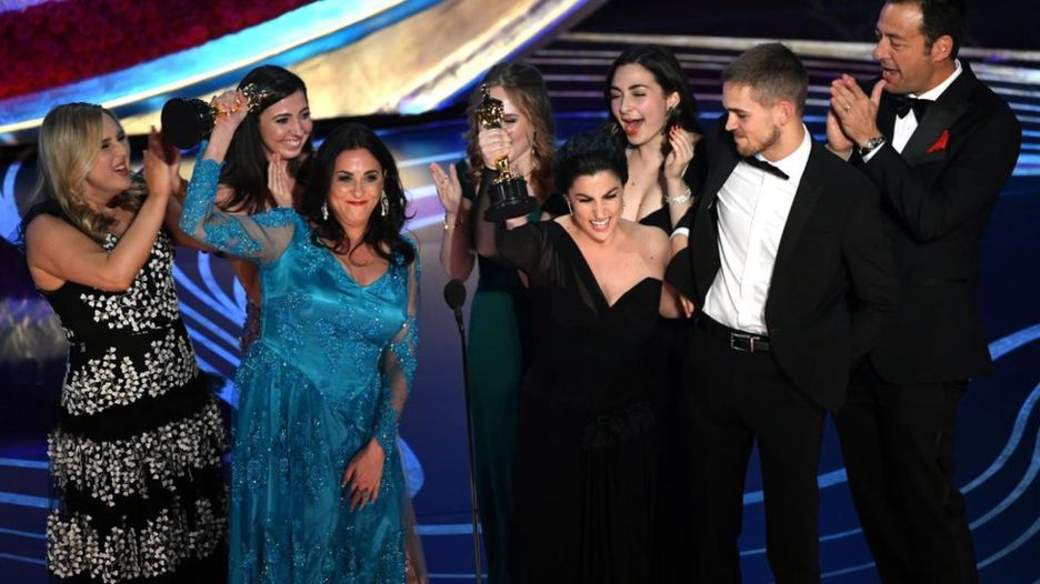 Las realizadoras celebraron que se premiara con un Oscar un corto documental sobre la menstruación. (Foto Prensa Libre: Getty Images)