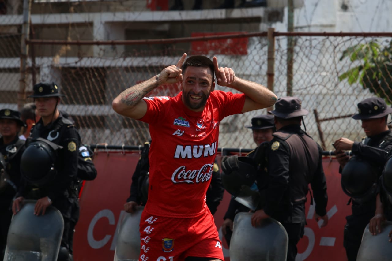 Enzo Herrera festeja el primer gol de Malacateco. (Foto Prensa Libre: Raúl Juárez)