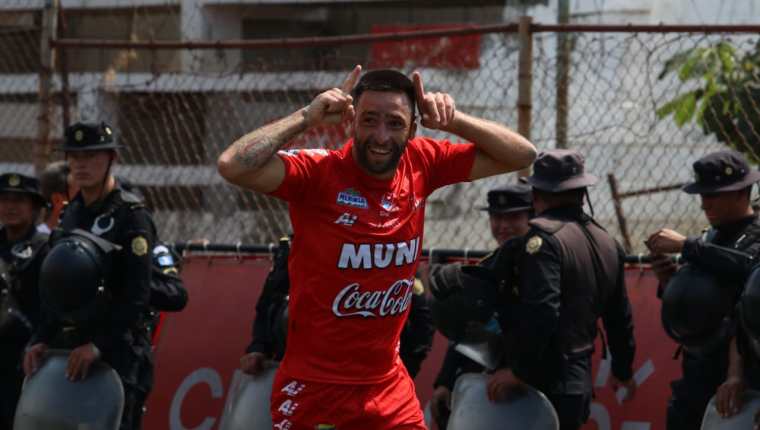 Enzo Herrera festeja el primer gol de Malacateco. (Foto Prensa Libre: Raúl Juárez)