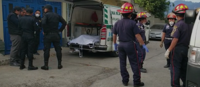 El cuerpo del joven fue trasladado en una ambulancia.( Foto Prensa Libre: cortesía)