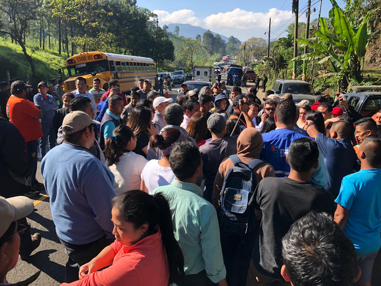 Pobladores, padres de familia y transportistas se aglutinan en Las Cuevas. (Foto Prensa Libre: Eduardo Sam)
