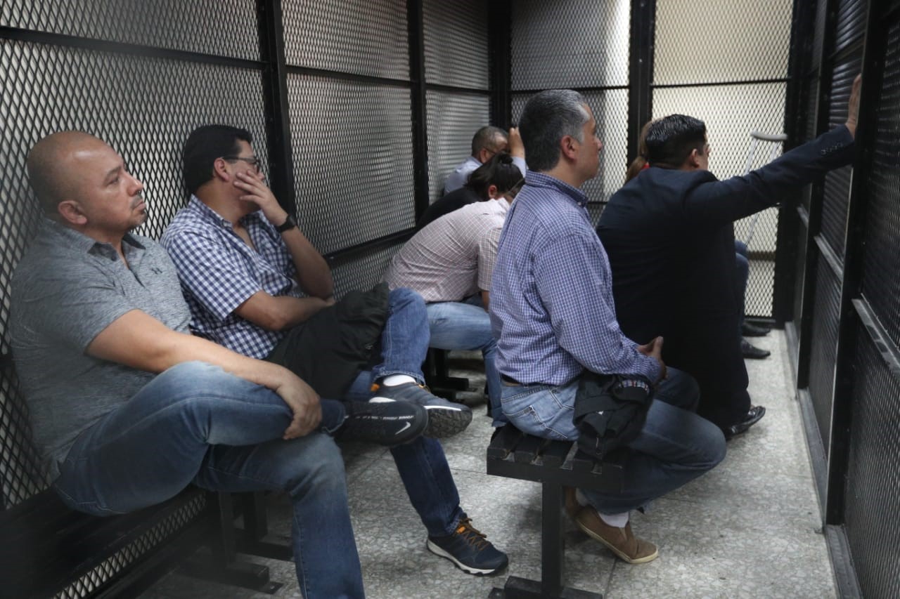 Los  12 procesados escuchan la sentencia dictada por el Tribunal Séptimo Penal. (Foto Prensa Libre: Carlos Hernández)
