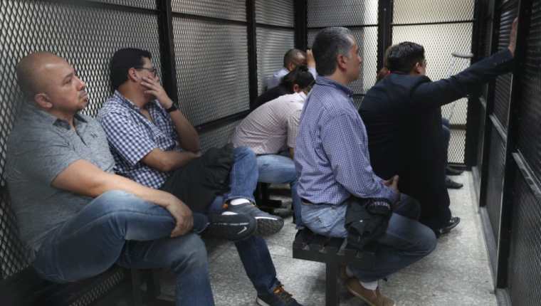 Los  12 procesados escuchan la sentencia dictada por el Tribunal Séptimo Penal. (Foto Prensa Libre: Carlos Hernández)