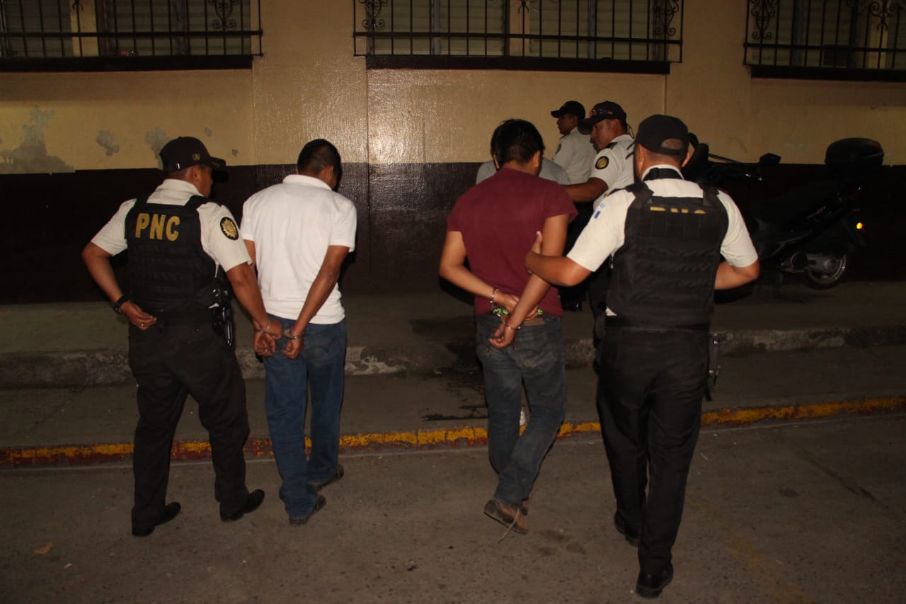 Tres hermanos fueron capturados por la PNC cuando llevaban a un hombre que habían secuestrado. (Foto Prensa Libre: Hillary Paredes)