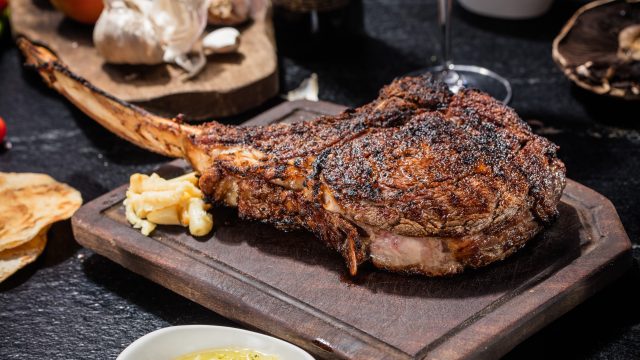 Expertos recomiendan consumir cantidades moderadas de carne roja y alcohol de manera limitada. (Foto Prensa Libre: Forbes)