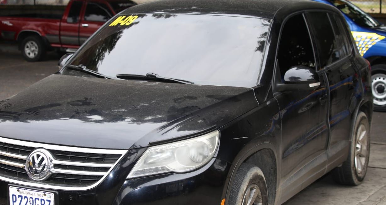 Los capturados se conducían en un vehículo negro. (Foto Prensa Libre: PNC)