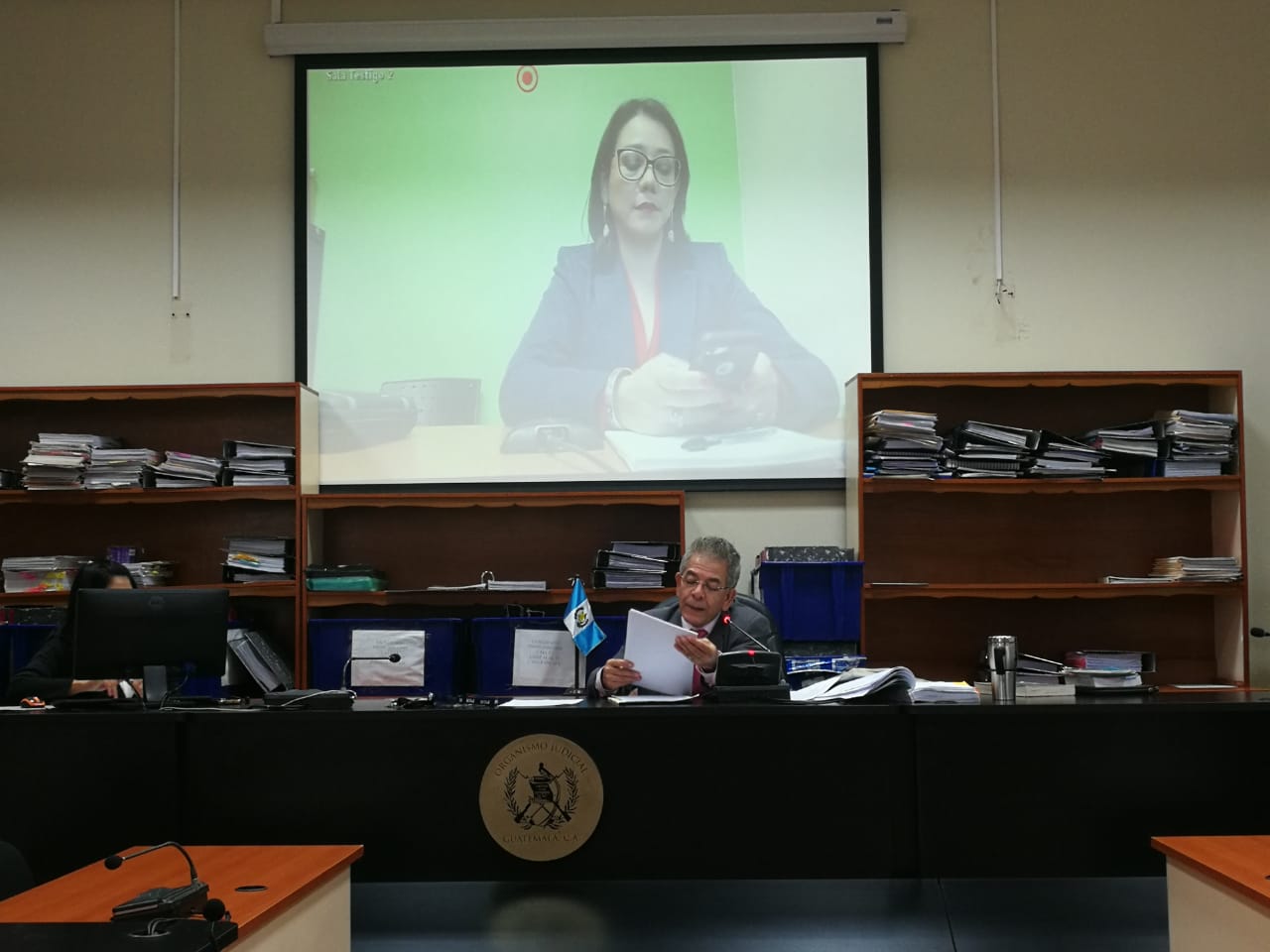 En el caso TCQ, la abogada Astrid Escobedo, de la Cicig, compareció por videoconferencia en el Juzgado de Mayor Riesgo B. (Foto Prensa Libre: Érick Ávila)