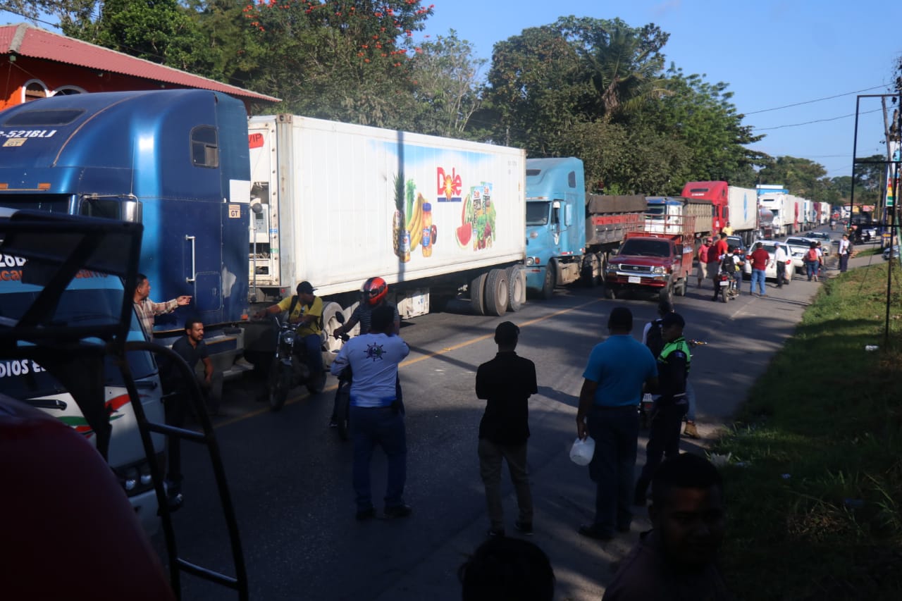 Varios contenedores con productos perecederos están varados en Puerto Barrios, por el bloqueo. (Foto Prensa Libre: César Hernández)