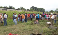 Vecinos llegaron a identificar el cadáver de la niña en un sembradío de maíz que se halla atrás de la escuela de la colonia Cañaveral 4. (Foto Prensa Libre: Enrique Paredes)