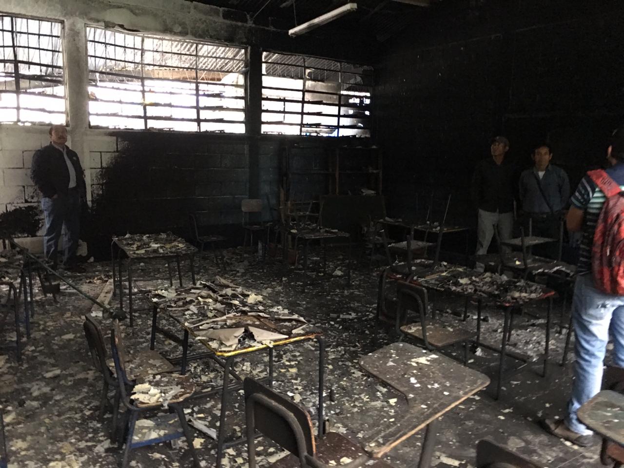 
Debido al incendio, tres aulas de la escuela de Popabaj, Tamahú, Alta Verapaz, fueron dañadas. (Foto Prensa Libre: Eduardo Sam)