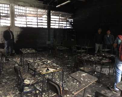 Vecinos exigen que escuela dañada por incendio de cisterna sea trasladada a un lugar seguro 