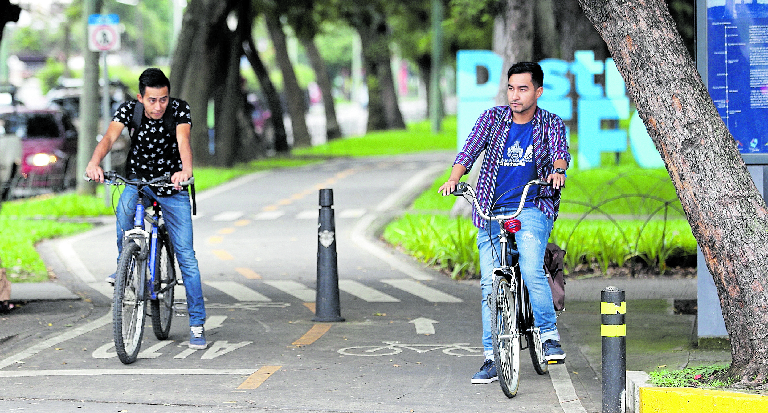 Muchos guatemaltecos comienzan a ver la bicicleta como un medio de transporte alterno.(Foto Prensa Libre: Erick Ávila)