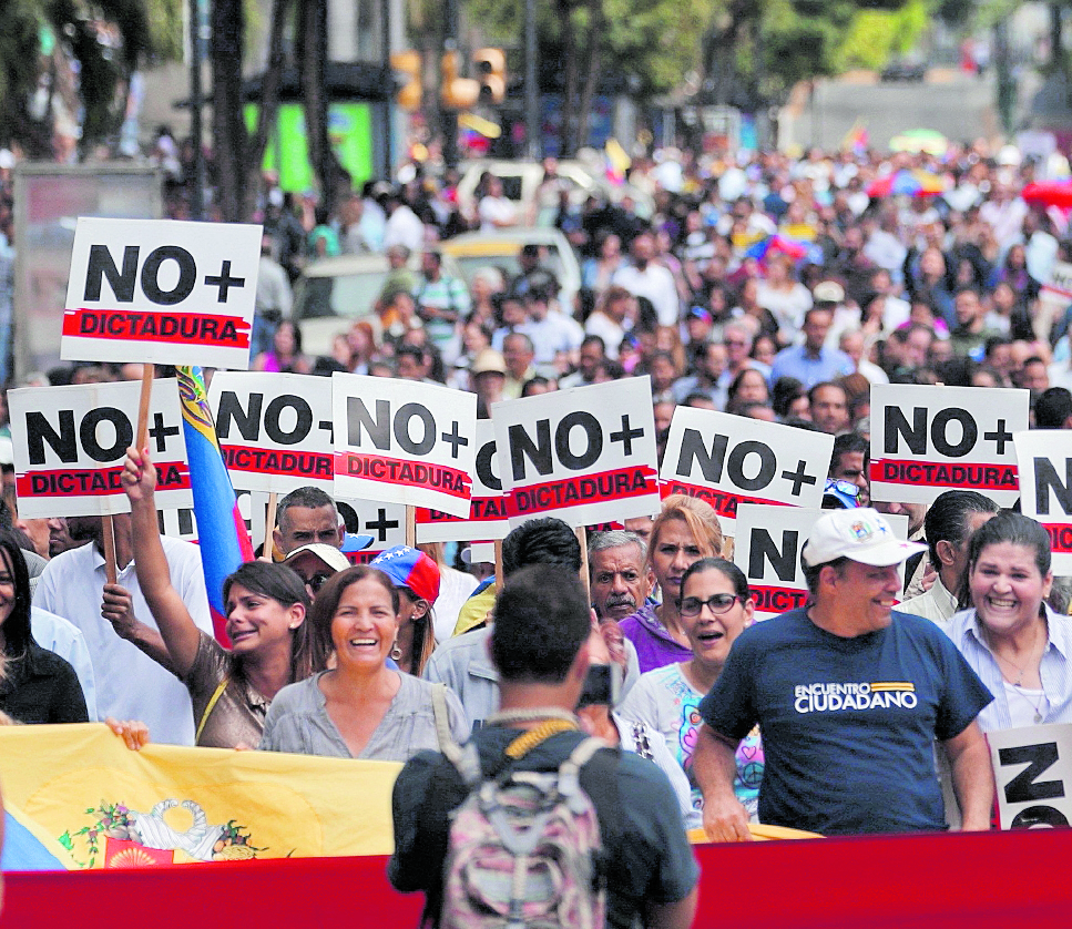 Opositores venezolanos participan en una manifestación para exigir el fin de la crisis y en respaldo a la Presidencia interina de Juan Guaidó, este miércoles, en Caracas, Venezuela. (Foto Prensa Libre: EFE).