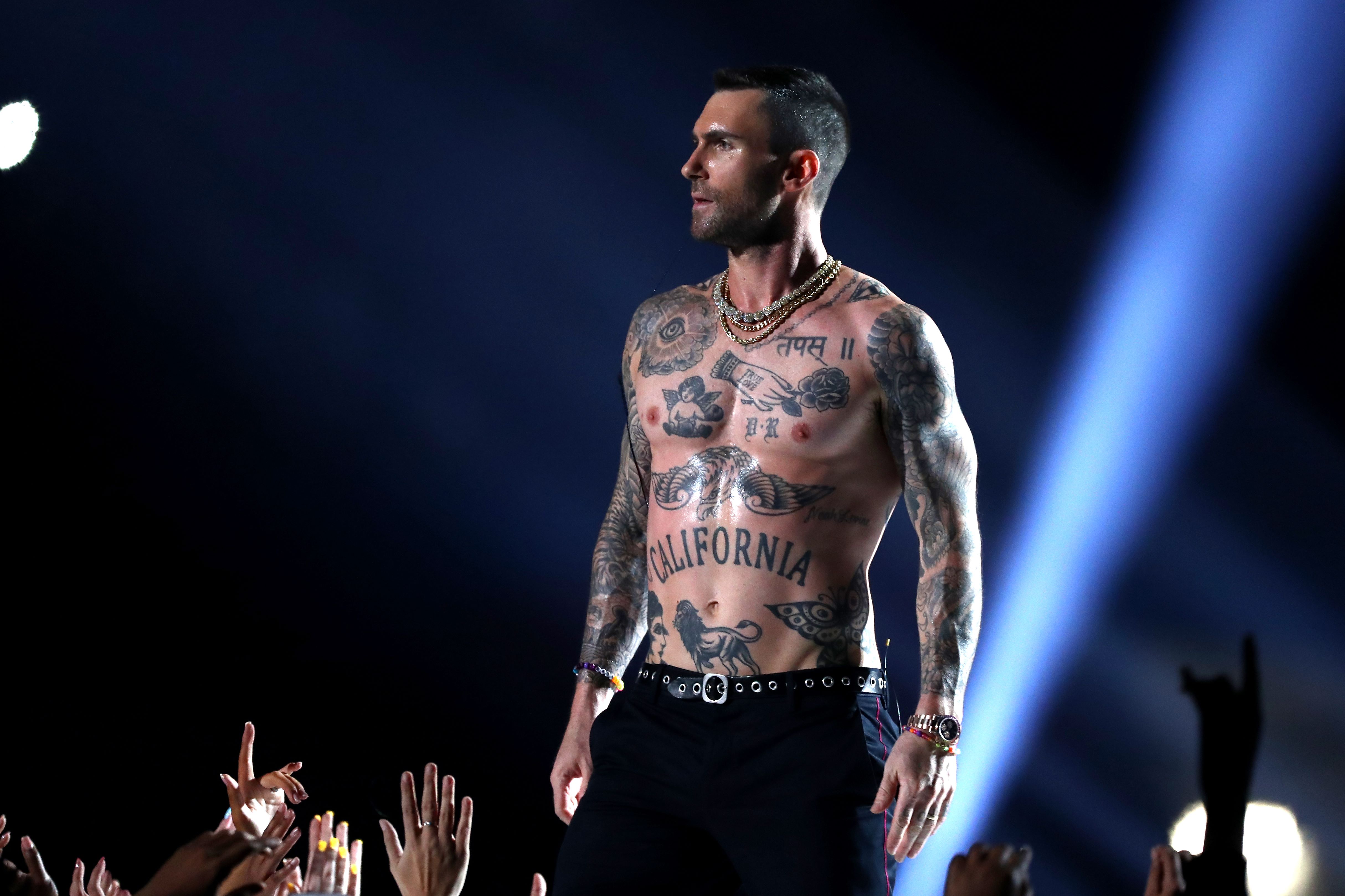 Adam Levine de Maroon 5 durante el show del medio tiempo en el Super Bowl. Foto: AFP