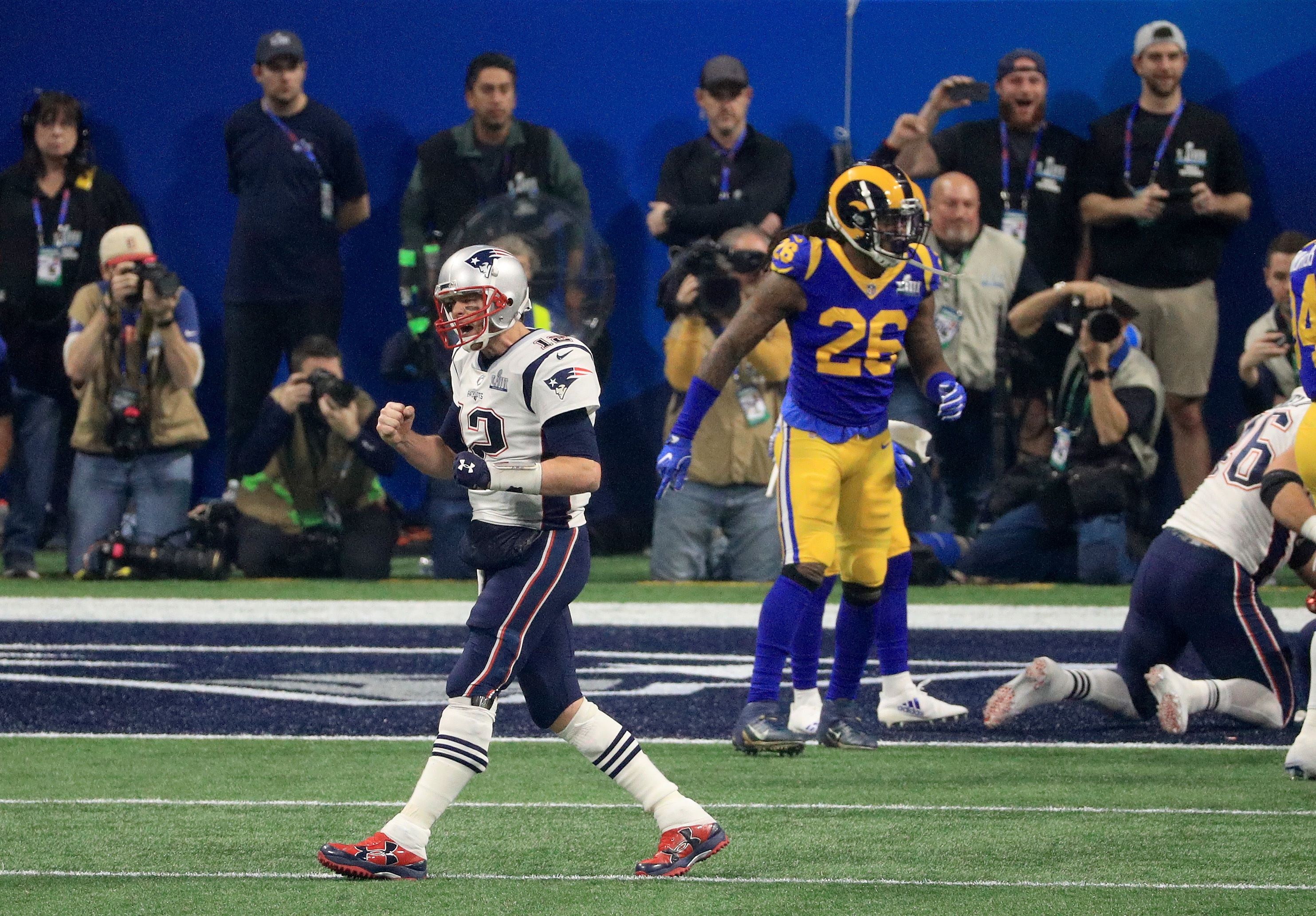 El mariscal de campo de los Patriots, Tom Brady, celebra eufórico, luego de que su equipo consiguiera el único touchdown en el Súper Tazón 53 contra Los Ángeles Rams (Foto Prensa Libre. AFP) 