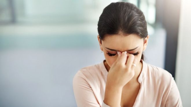 Las mujeres suelen sufrir más dolores de cabeza que los hombres por cambios en sus niveles hormonales, generalmente relacionados con el ciclo menstrual (GETTY IMAGES) 