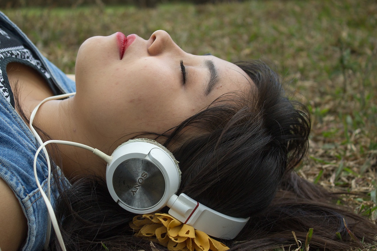 El uso de los audífonos es cada vez más común.  Ya no solo los jóvenes los utilizan. (Foto Prensa Libre: Pixabay)
