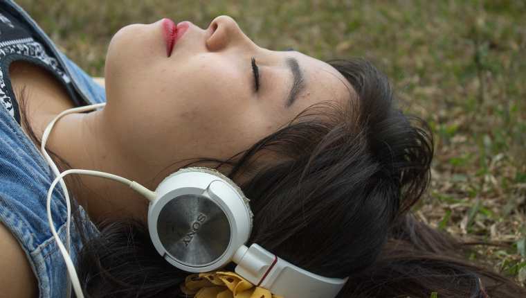 El uso de los audífonos es cada vez más común.  Ya no solo los jóvenes los utilizan. (Foto Prensa Libre: Pixabay)