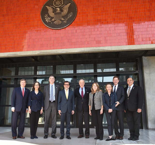 Los seis senadores junto al embajador de EE. UU. en Guatemala, Luis Arreaga ,frente a la sede diplomática en Guatemala. (Foto Prensa Libre: Embajada de EE. UU.)