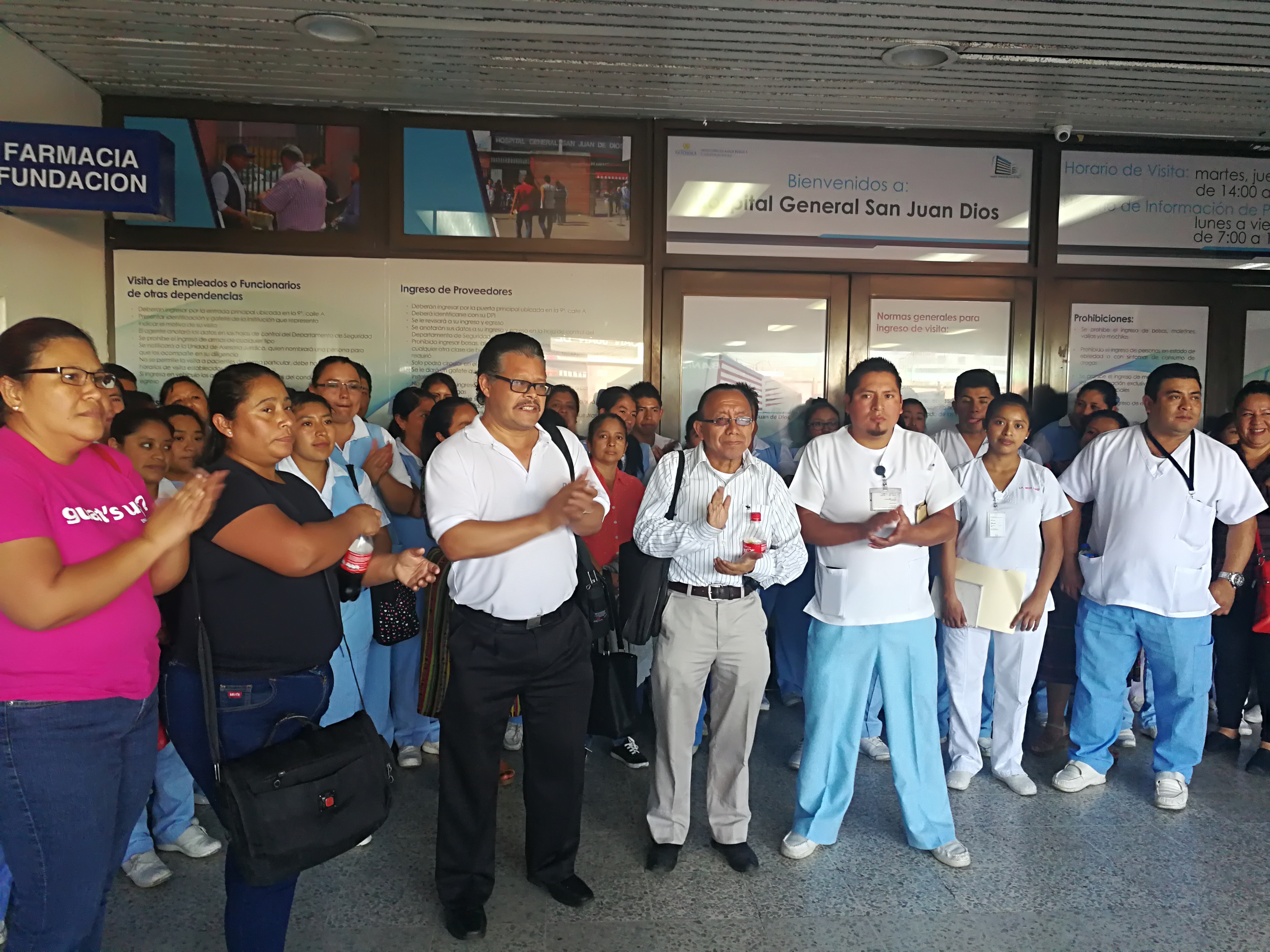 Un grupo de enfermeros reclama frente al Hospital San Juan de Dios por mejores salarios. (Foto Prensa Libre: Ana Lucía Ola)