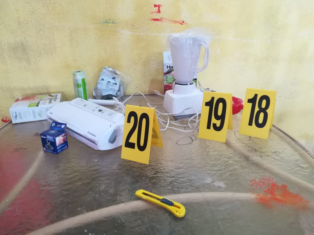 Personal antinarcóticos revisa inmueble donde hallaron un laboratorio clandestino. (Foto Prensa Libre: Cortesía)