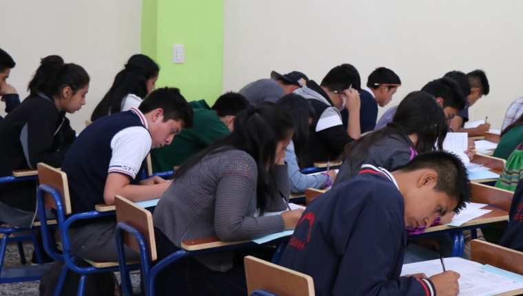 El Ministerio de Educación no cuenta con programas que se ocupen de la salud emocional de los estudiantes. (Foto Prensa Libre: Hemeroteca PL) 