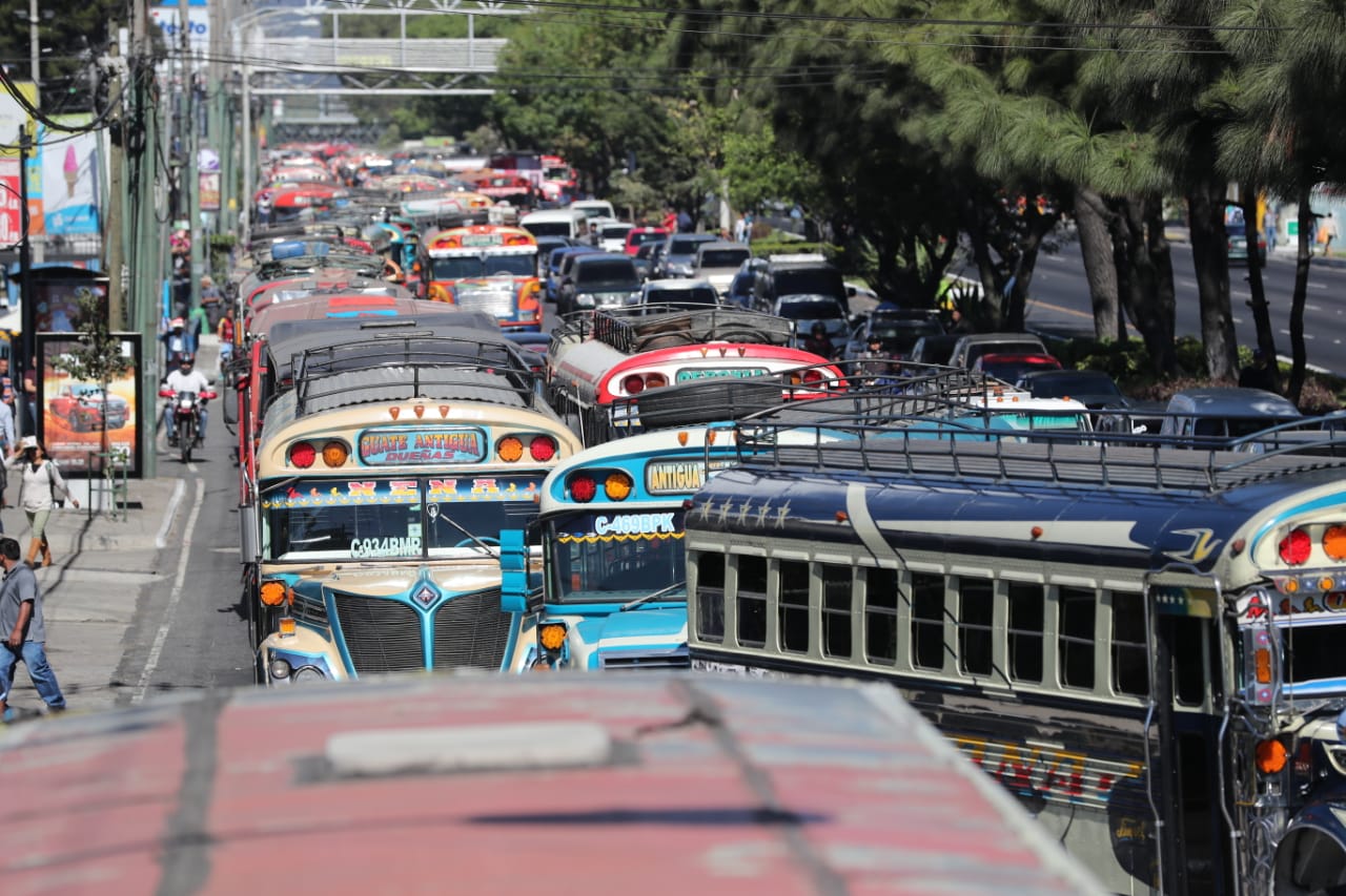 Varias unidades del transporte extraurbano de pasajeros bloquean el paso por la Calzada Roosevelt. (Foto Prensa Libre: Érick Ávila)
