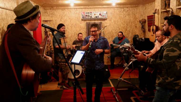 La banda guatemalteca Fábulas Áticas ofrecerá un espectáculo y contará con el apoyo de músicos locales. (Foto Prensa Libre: Keneth Cruz)