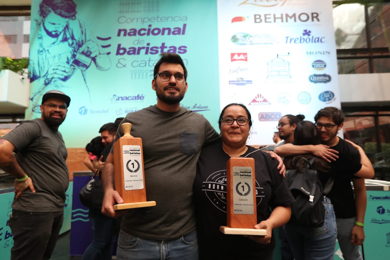 David Solano ganador por segundo año como mejor barista y Dulce Barrera campeona de catación por tercer año consecutivo. (Foto Prensa Libre: Óscar Rivas)