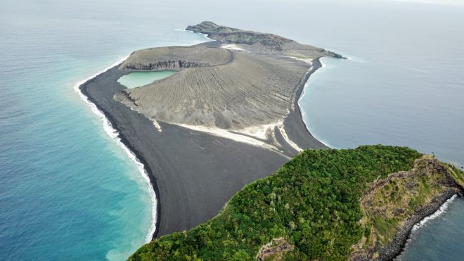 La nueva isla, en el centro de la imagen, surgió de una erupción volcánica en 2015 (WOODS HOLE) 