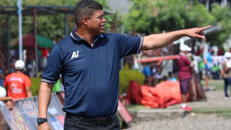 Ronald Gómez, técnico de Malacateco, se mostró complacido con el triunfo contra los Albos. (Foto Prensa Libre: Raúl Juárez).