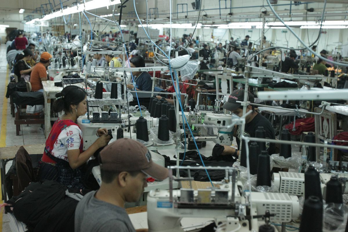 En fábricas como las de textiles e hilos el costo de la energía es de entre 50% a 70%. (Foto, Prensa Libre: Hemeroteca PL). 