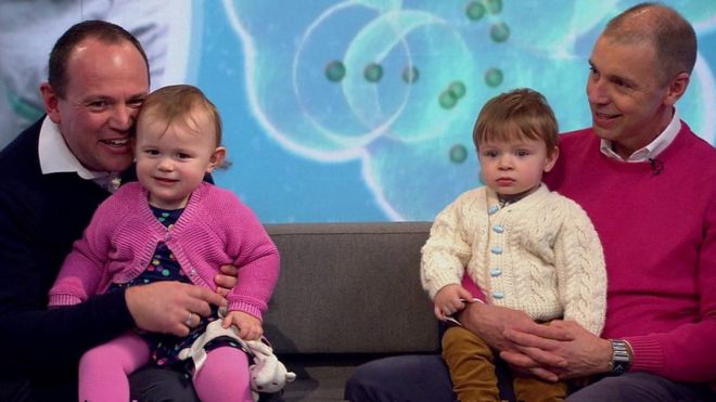 Simon y Graeme Berney-Edwards con sus hijos Alexandra y Calder. (Foto Prensa Libre: BBC)