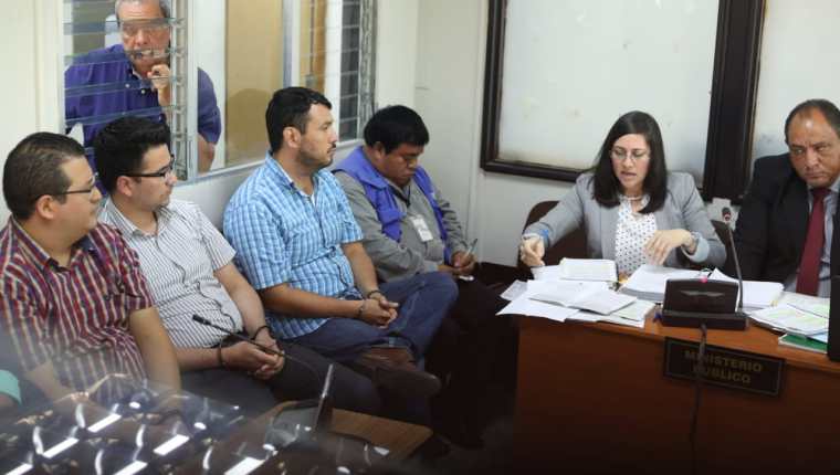 Los implicados asisten a la audiencia judicial en el Juzgado Undécimo. (Foto Prensa Libre: Esbin García)