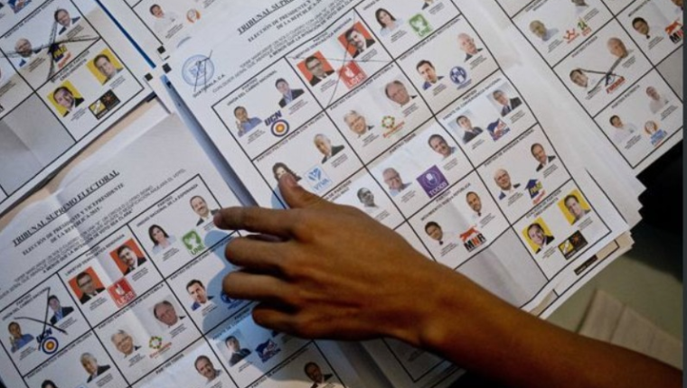 Papeleta de las elecciones presidenciales del 2015 en la cual figuraron 14 binomios. (Foto Prensa Libre: Hemeroteca PL)