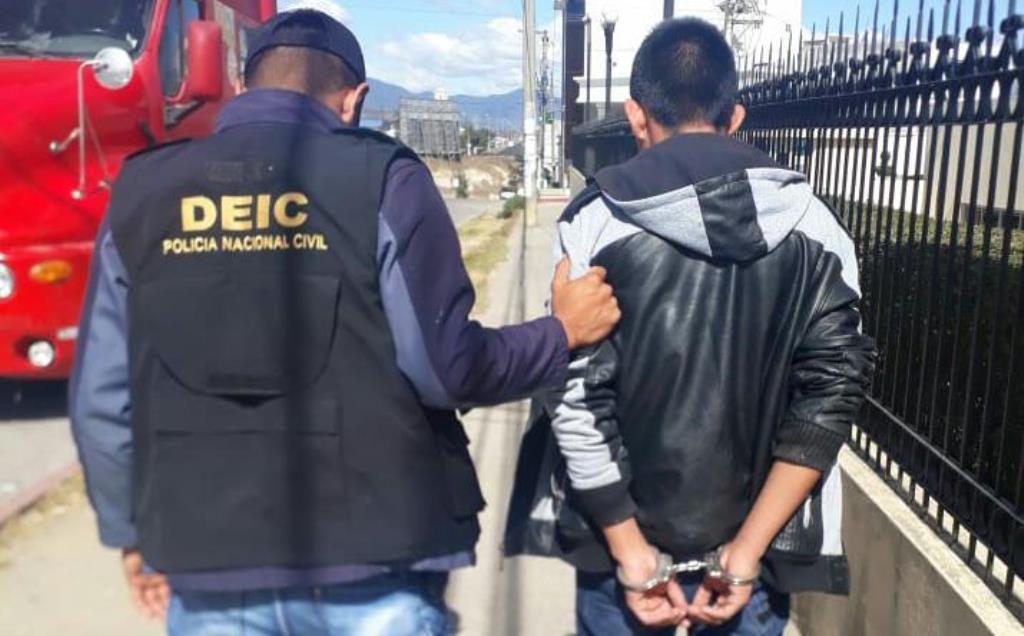 El presunto agresor sexual de un menor de edad es trasladado al Centro Regional de Justicia en Quetzaltenango. (Foto Prensa Libre: PNC) 