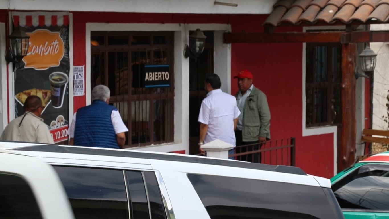 Los diputados Javier Hernández y Melgar Padilla llegan a la Asamblea Municipal del FCN en Chiché, Quiché, (Foto: Héctor Cordero)