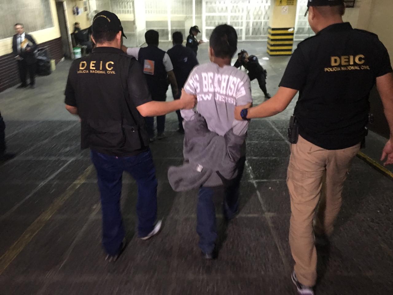 Édgar Danilo Xiloj Rivera, de 33 años, ingresa a la Torre de Tribunales luego de su captura. (Foto Prensa Libre: Cortesía)