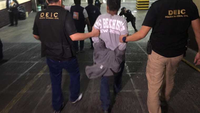 Édgar Danilo Xiloj Rivera, de 33 años, ingresa a la Torre de Tribunales luego de su captura. (Foto Prensa Libre: Cortesía)