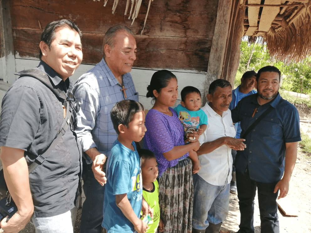 Activista del IFE visitan a la familia de Jakelin Caal quien los recibió en San Antonio Secortez, Raxruhá. (Foto: Rolando Icó, Municipalidad de Raxruhá)