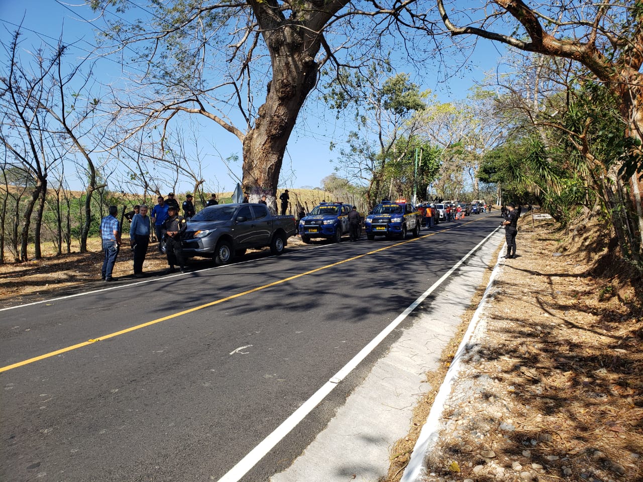 Personal de Energuate es acompañado por agentes de la PNC para reconectar el suministro de la energía eléctrica en Chiquimulilla, Santa Rosa. (Foto Prensa Libre: Cortesía)