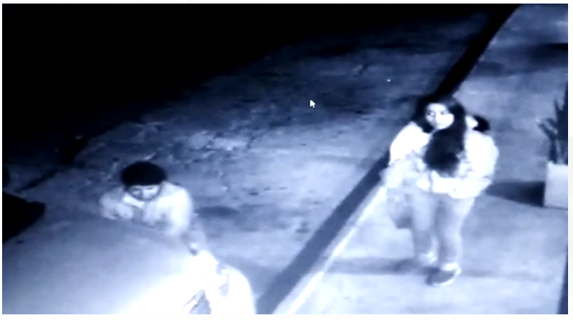 Una cámara captó a dos supuestos delincuentes quienes robaron la batería de un vehículo en la zona 1. (Foto Prensa Libre)