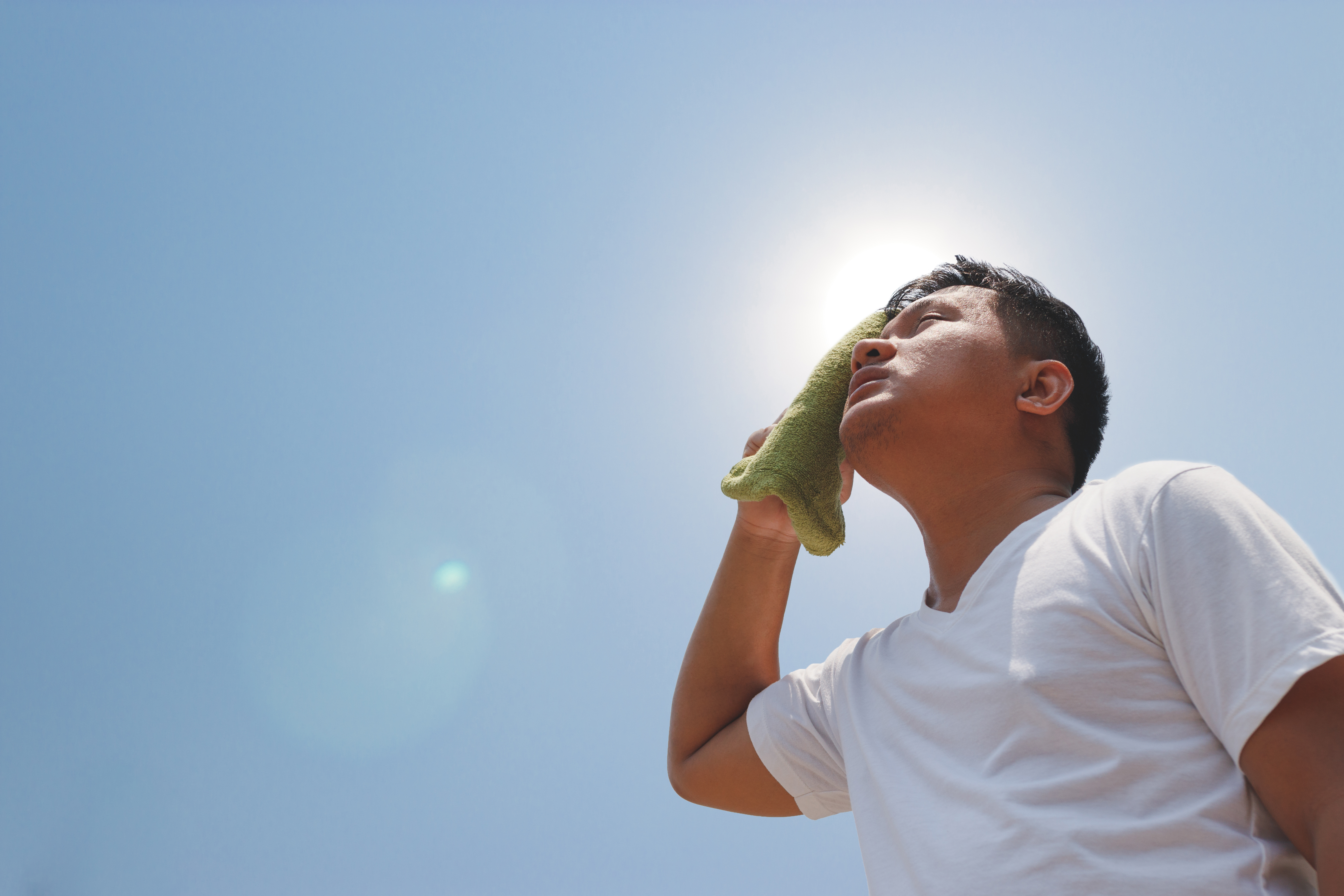 Utilizar camisa, bloqueador solar y sombrero son las recomendaciones del Ministerio de Salud. (Foto Prensa Libre: Shutterstock)