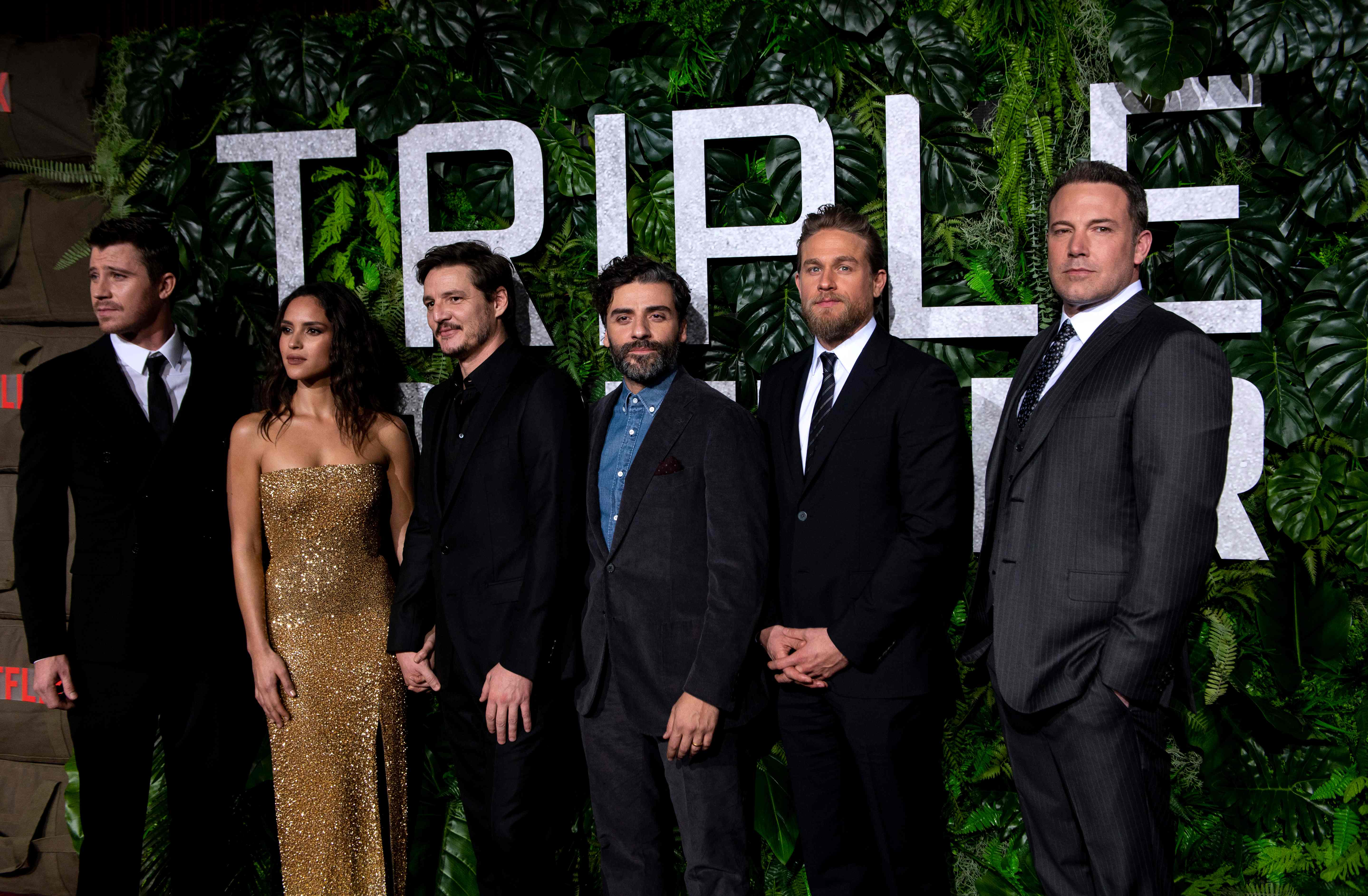 El estreno de Triple Frontier se realizó el domingo 3, en Nueva York y participaron los artistas de origen guatemalteco Adria Arjona y Óscar Isaac. En la imagen acompañados de Pedro Pascal, Charlie Hunnam y Ben Affleck. (Foto Prensa Libre: AFP)