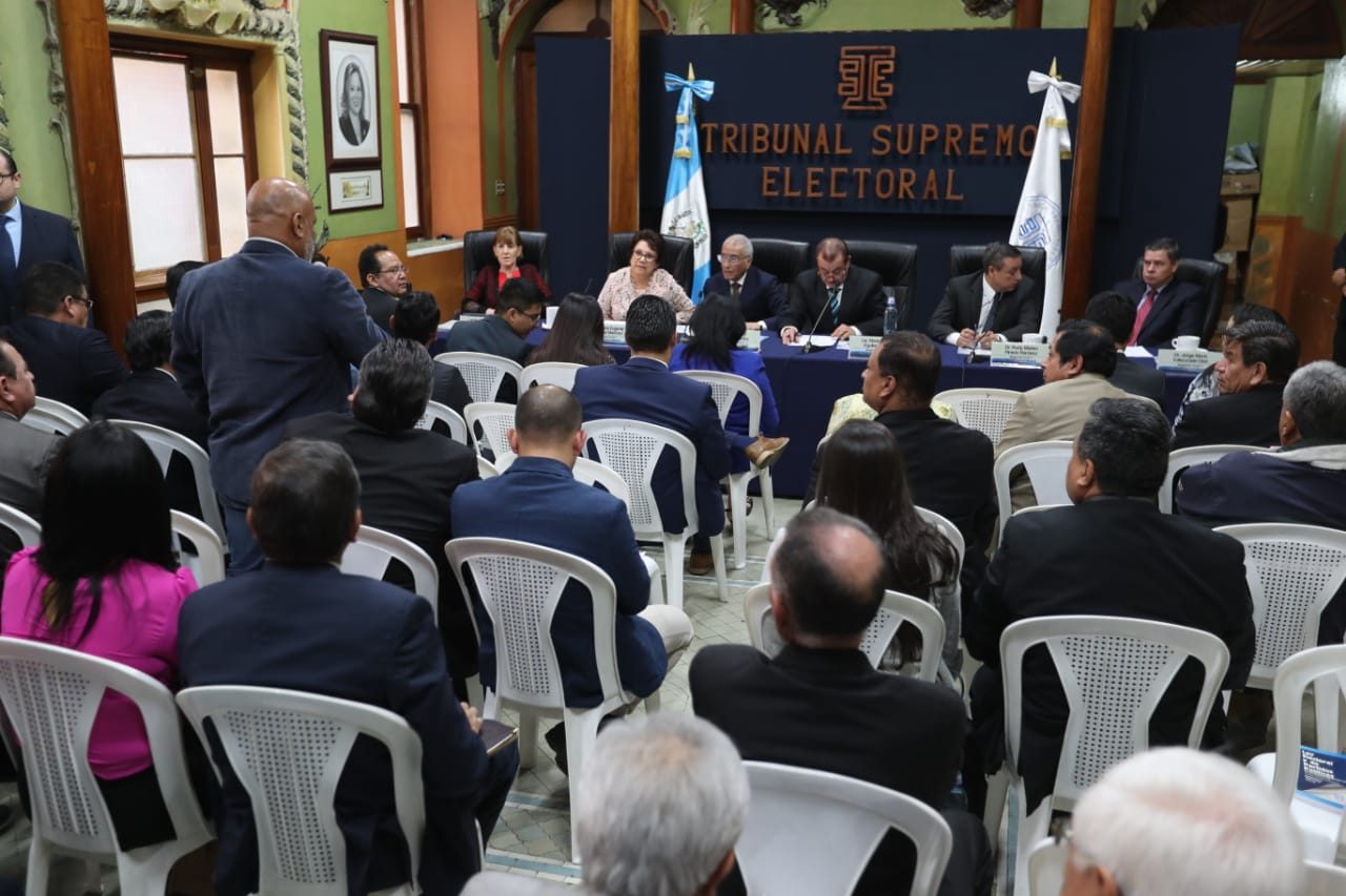 Los magistrados del TSE se reunieron con los fiscales de los partidos políticos. (Foto Prensa Libre: Érick Ávila)