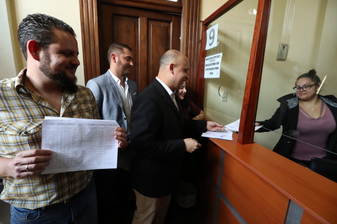 Activistas sociales presentan ante el TSE el listado de diputados con señalamientos. (Foto Prensa Libre: Esbin García)
