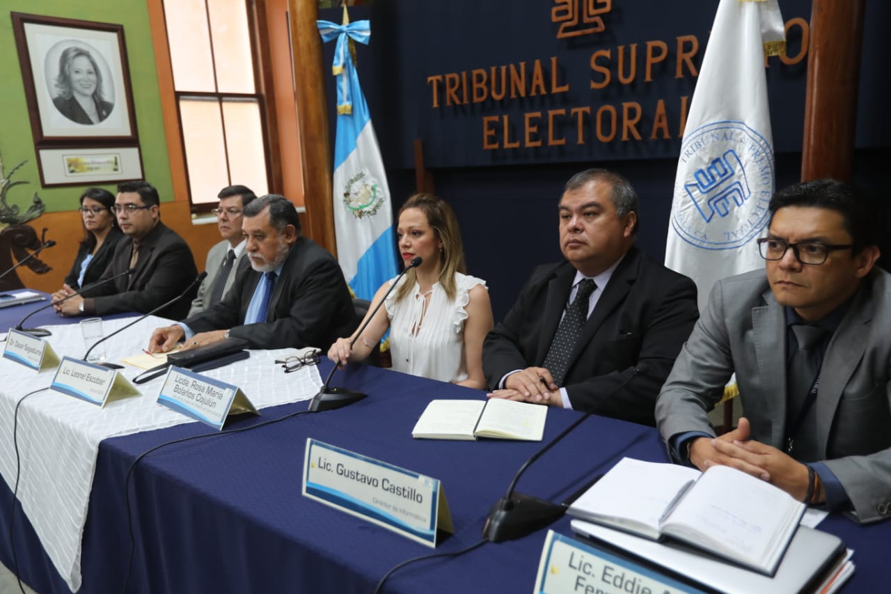 Funcionarios del TSE, en conferencia de prensa. (Foto Prensa Libre: Érick Ávila)