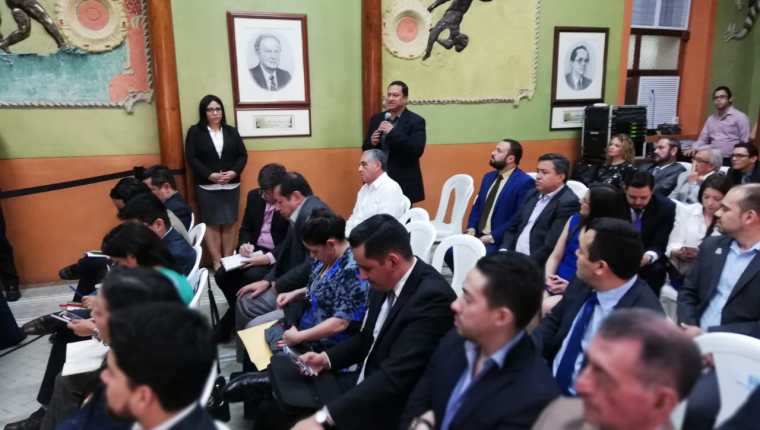 Reunión de fiscales de  partidos en el Tribunal Supremo Electoral. (Foto Prensa Libre. Hemeroteca)