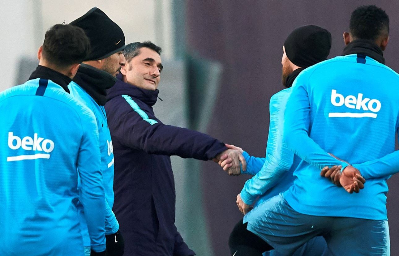 Ernesto Valverde saluda a Messi en uno de los entrenamientos de la semana. (Foto Prensa Libre: AFP).